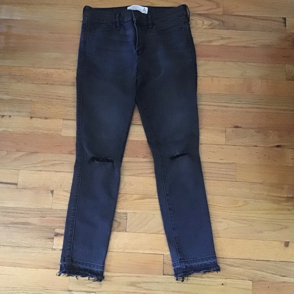 EUC Abercrombie & Fitch Women’s ankle Jeans Black Size 2R W26 L26